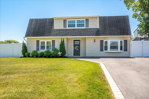 10 Rutgers Rd, Farmingville, NY, 11738-1467 | Card Image