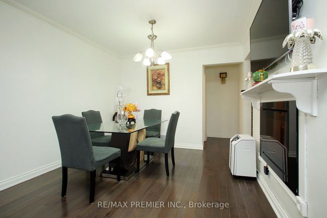 36 Newlin Cres, House attached with 5 bedrooms, 3 bathrooms and 4 parking in North York ON | Image 7