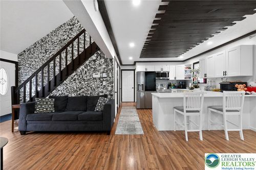 8962 Pheasant Ln, TOBYHANNA, PA, 18466-3457 | Card Image
