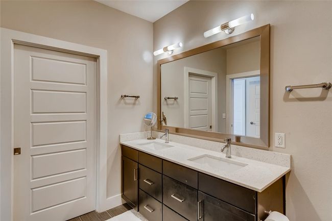 Primary en-suite bathroom with walk-in closet | Image 22