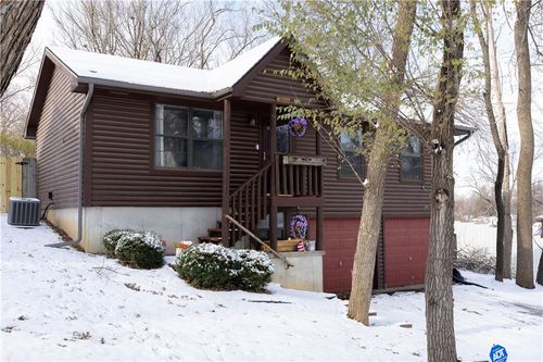 6320 Pamela Dr, Saint Joseph, MO, 64504-3238 | Card Image