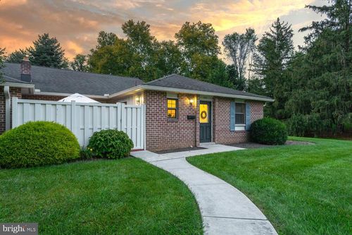 333 Valleybrook Dr, Lancaster, PA, 17601-4633 | Card Image