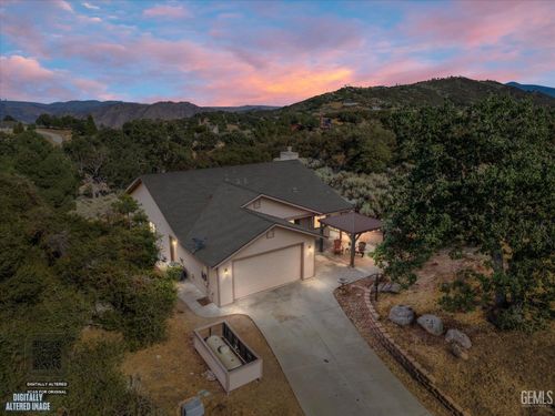 24650 Sandpiper Ct, Tehachapi, CA, 93561-7234 | Card Image