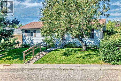 167 Huntridge Rd Ne, Calgary, AB, T2K4B4 | Card Image