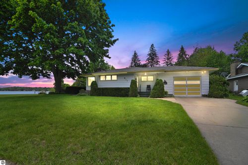 611 Sunset Ln, Cadillac, MI, 49601-1756 | Card Image