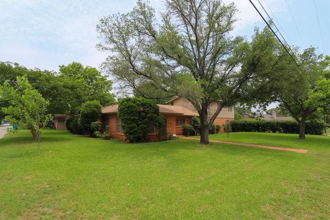 1000 S Harrison St, House other with 4 bedrooms, 4 bathrooms and null parking in McGregor TX | Image 23