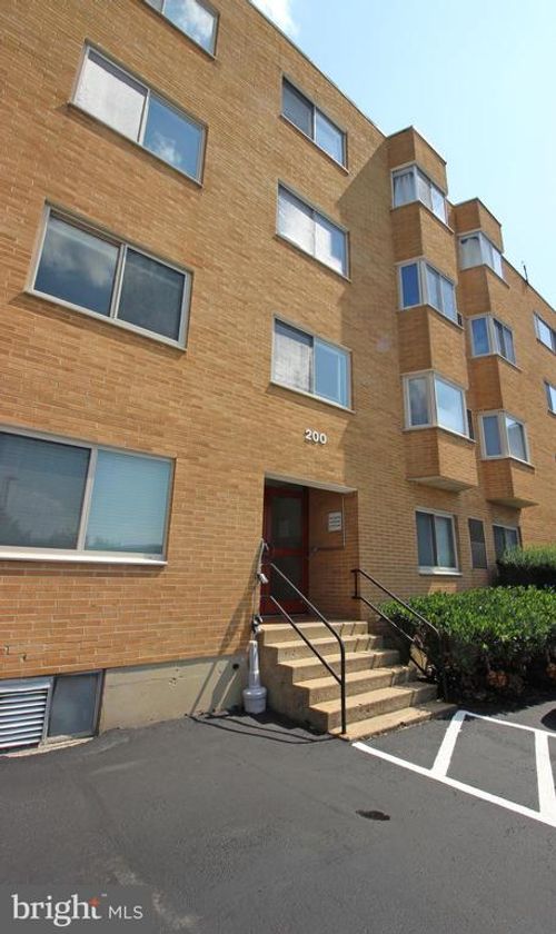 405-200 Locust St Se, VIENNA, VA, 22180-4623 | Card Image