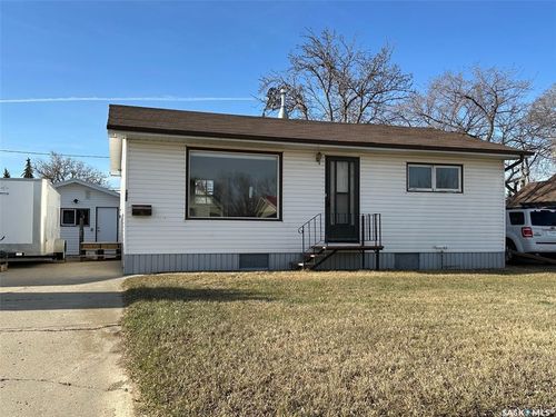 914 George St, Estevan, SK, S4A1M6 | Card Image