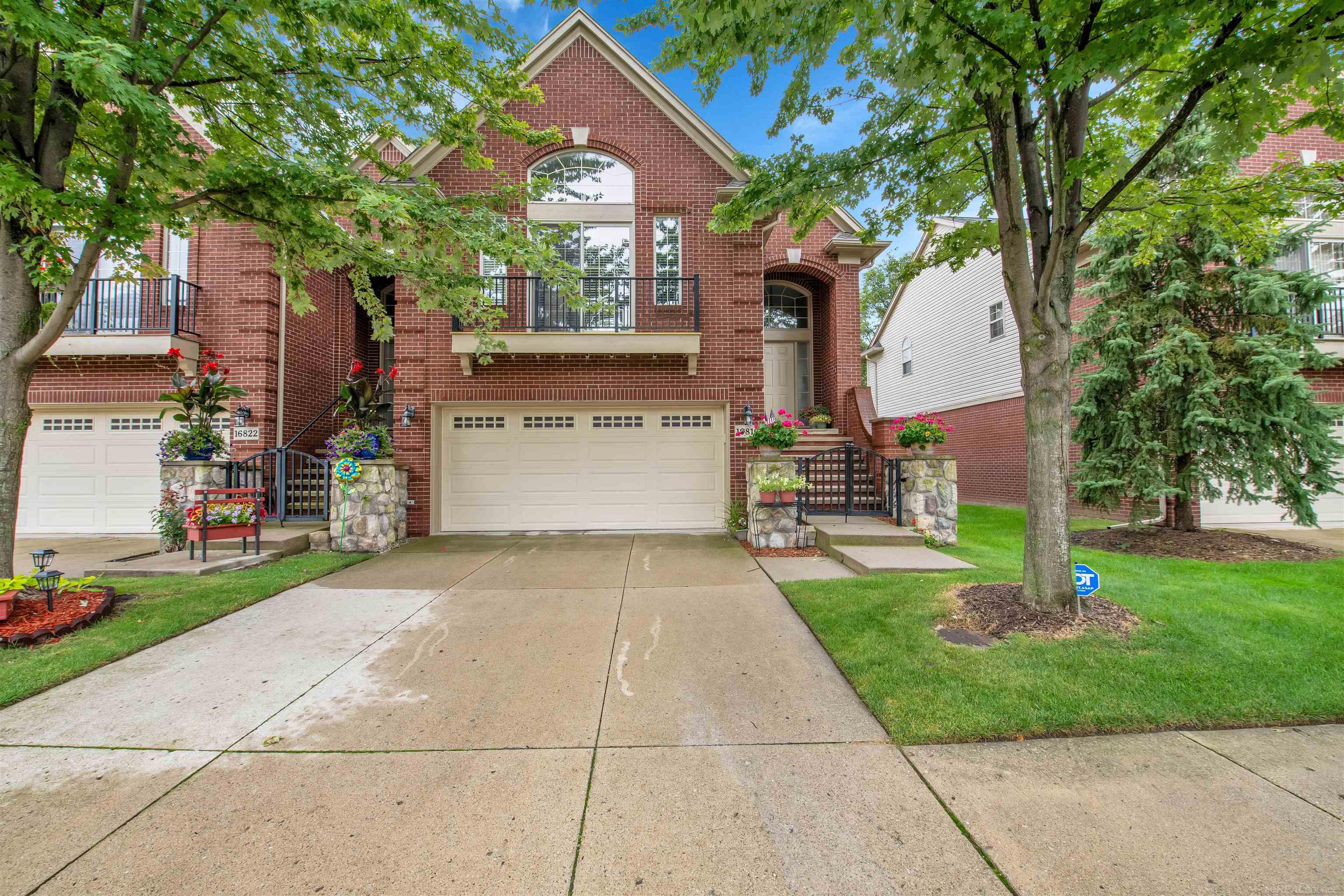 Newbury Ave, Macomb, MI 48044