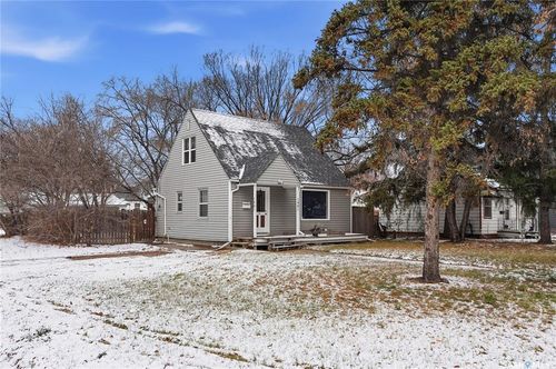 1401 2nd Ave N, Saskatoon, SK, S7K2E7 | Card Image