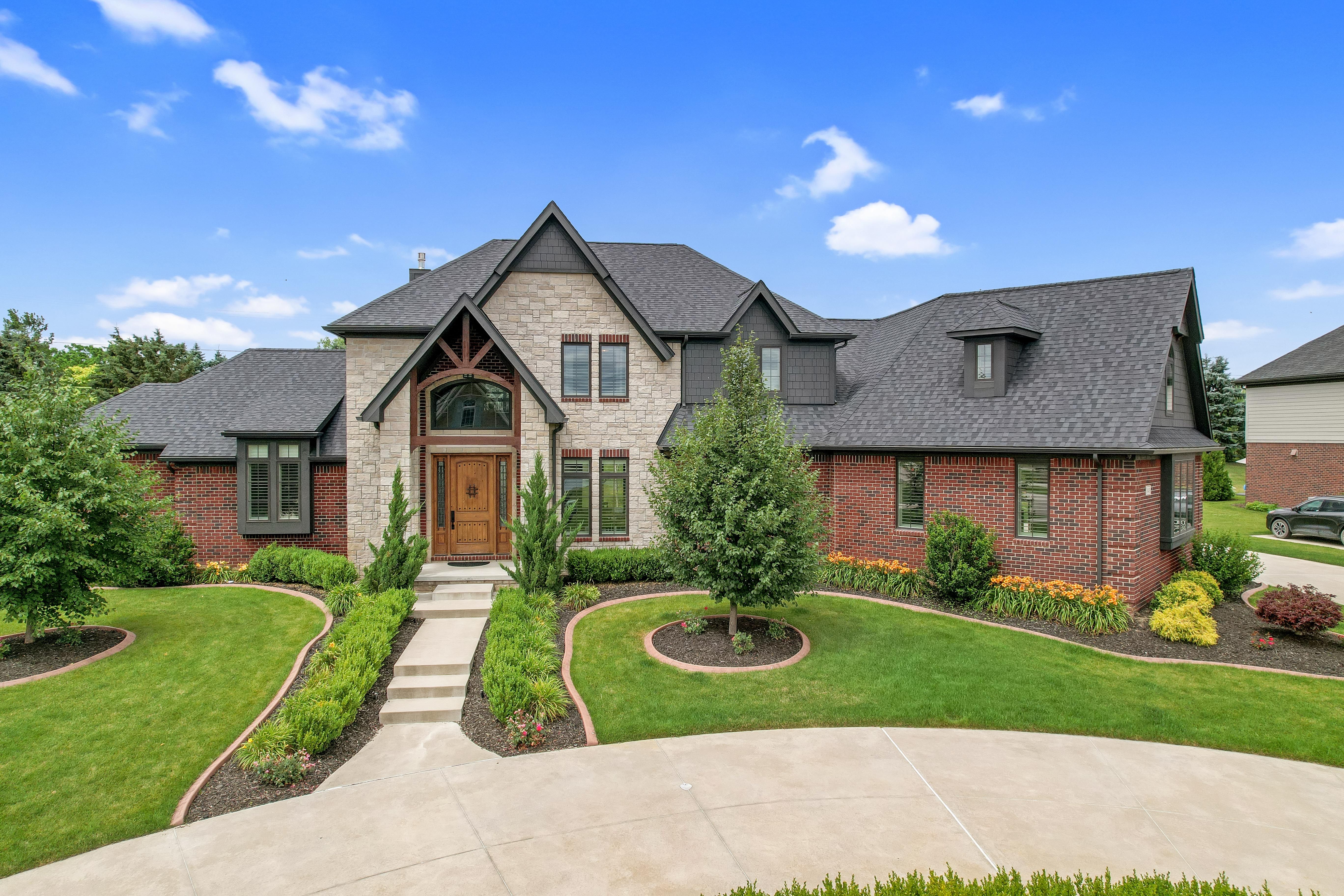 Stoney Point Dr, South Lyon, MI 48178