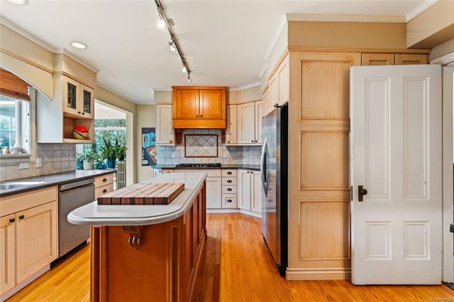1023 St Charles St, House other with 3 bedrooms, 3 bathrooms and 6 parking in Victoria BC | Image 21