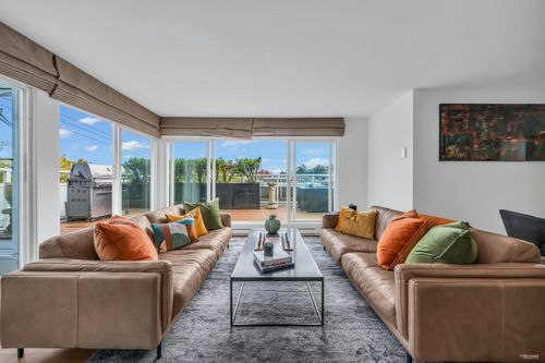 2243 Oak St, Vancouver, BC, V6H3W6 | Card Image