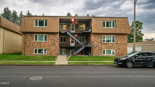 8-2023 N Kavaney Dr, Bismarck, ND, 58501-1644 | Card Image