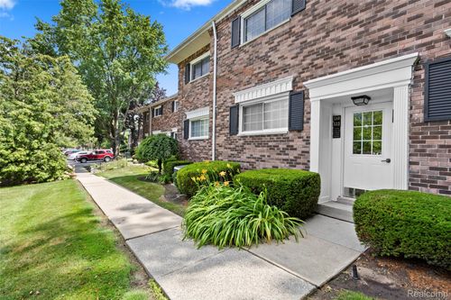 532 E Fox Hills Dr, Bloomfield Hills, MI, 48304-1302 | Card Image