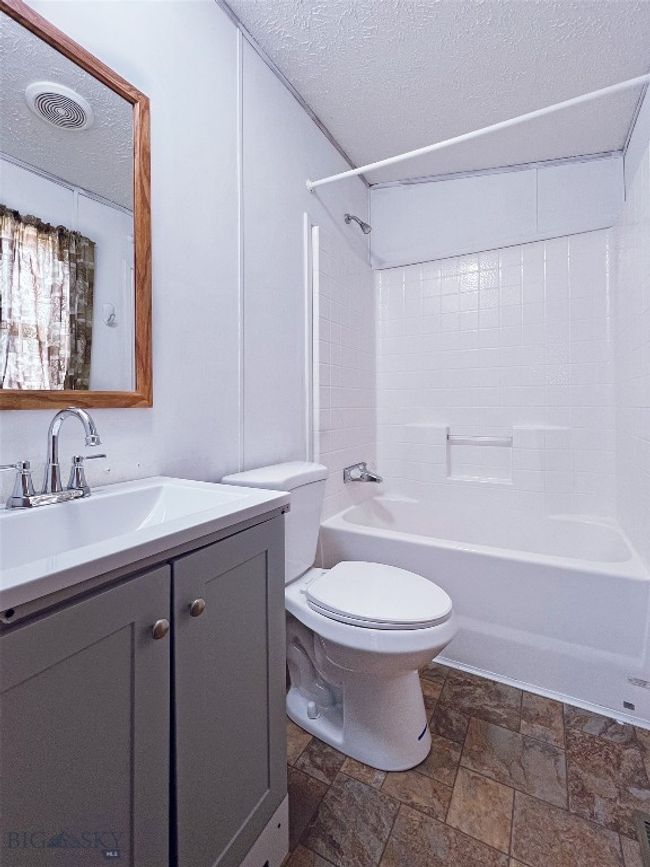 mobile home second bath | Image 25