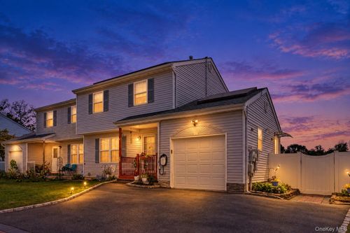 39 Elm Street, Islip, NY, 11722 | Card Image