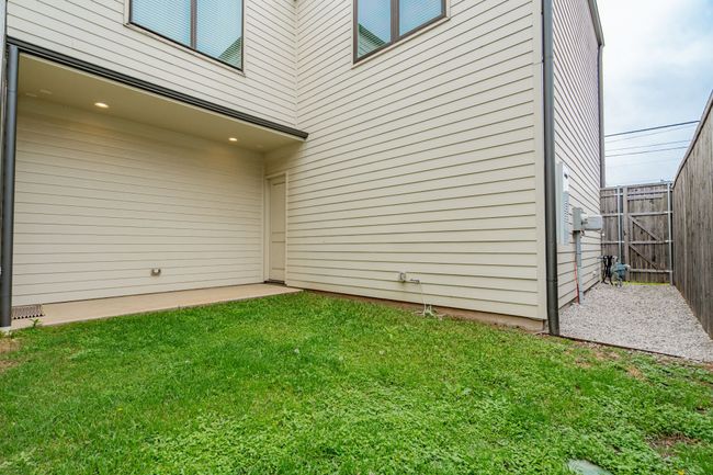 Enclosed yard | Image 36