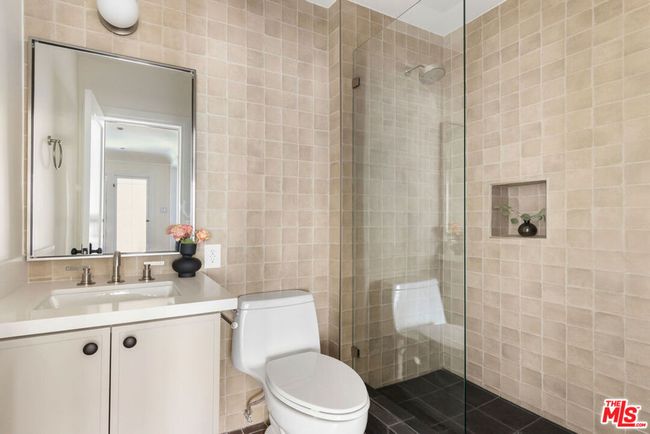 619 N Sycamore Ave, Home with 2 bedrooms, 2 bathrooms and 1 parking in Los Angeles CA | Image 13