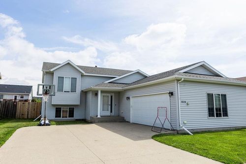 1028 39th Ave W, West Fargo, ND, 58078-8166 | Card Image