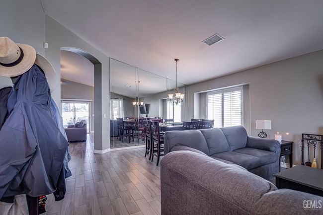 10207 Bay Colony Dr, House other with 3 bedrooms, 2 bathrooms and null parking in Bakersfield CA | Image 5