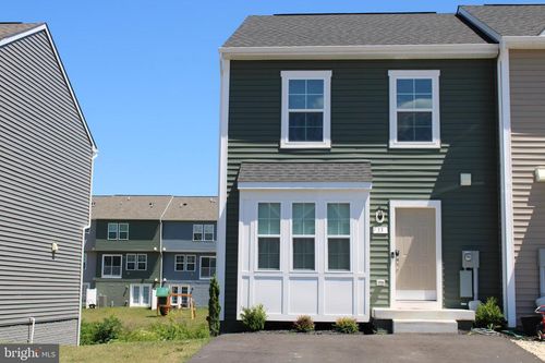 33 Scrub Pine Ct, BUNKER HILL, WV, 25413-3630 | Card Image