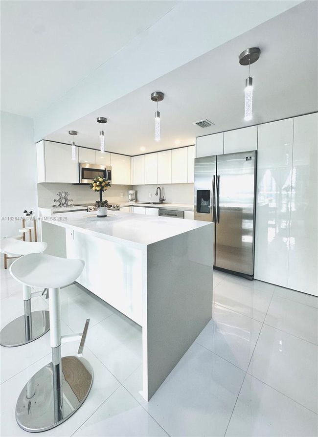 APT-911 - 19390 Collins Ave, Condo with 2 bedrooms, 1 bathrooms and null parking in Sunny Isles Beach FL | Image 17