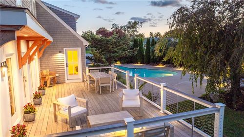 2040 E Main Rd, Portsmouth, RI, 02871-1226 | Card Image