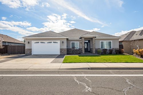936 Arrowhead Trl, Eagle Point, OR, 97524-8615 | Card Image