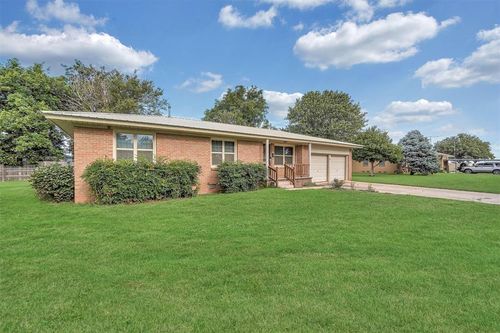 1905 N Oregon Ave, Mangum, OK, 73554-1435 | Card Image