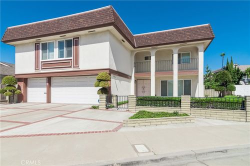 15562 Wild Cherry Cir, Huntington Beach, CA, 92647-2953 | Card Image