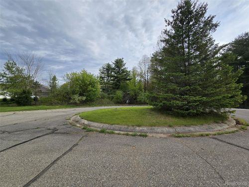 3831 Michael Ct, White Lake, MI, 48383-1969 | Card Image