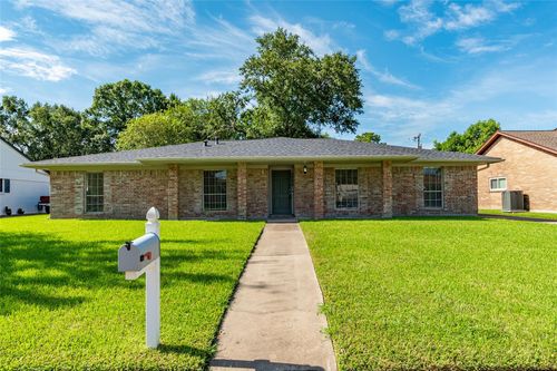 5000 Meadow Lark Ln, Dickinson, TX, 77539-6538 | Card Image