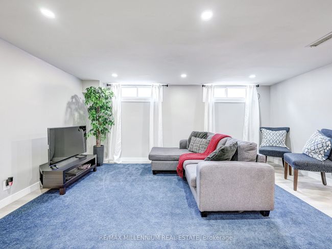220 Beechy Dr, House attached with 5 bedrooms, 2 bathrooms and 3 parking in Richmond Hill ON | Image 18