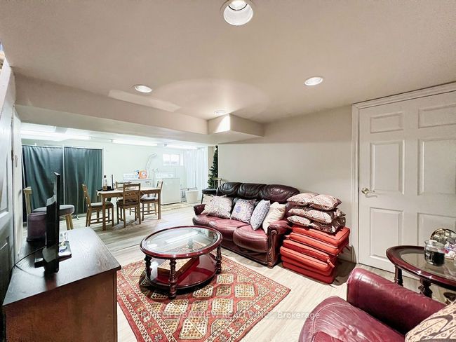 70 Douglas Rd, House other with 2 bedrooms, 2 bathrooms and 8 parking in Richmond Hill ON | Image 23