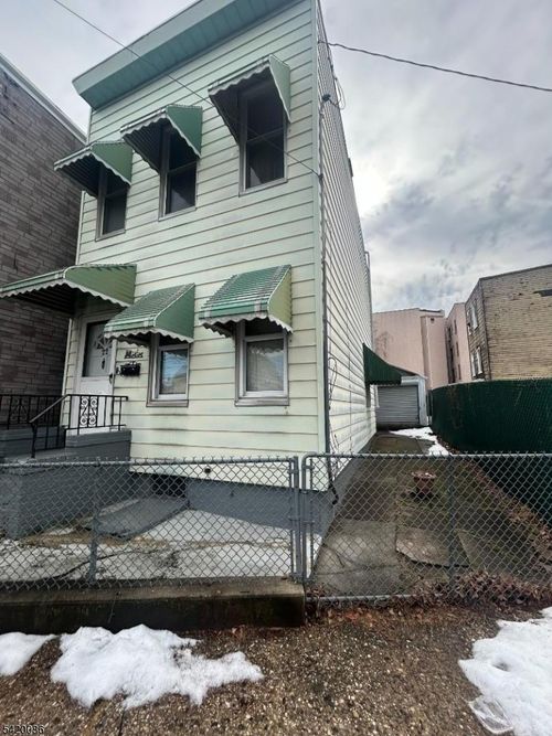 22 Woodland Ave, Jersey City, NJ, 07305-1820 | Card Image