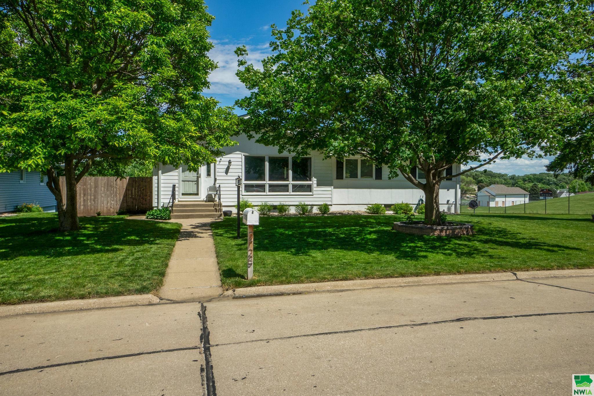 Magnolia Ct, Sioux City, IA 51106