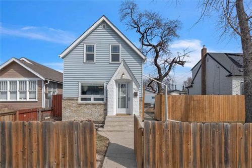 523 Bannerman Ave, Winnipeg, MB, R2W0V7 | Card Image