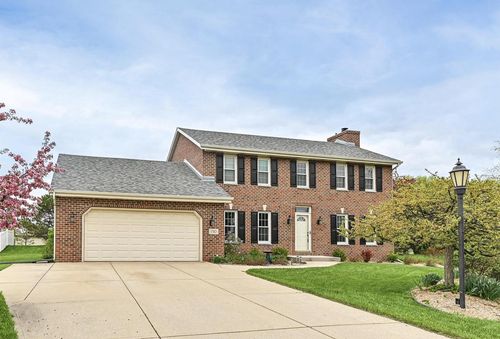 150 W Fairfield Court, Oak Creek, WI, 53154 | Card Image