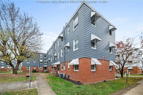 302 Kenna Dr, South Charleston, WV, 25309-2655 | Card Image