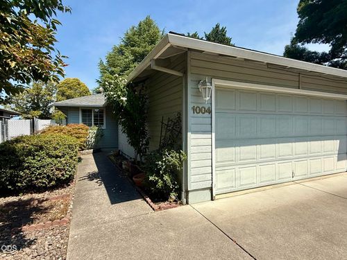 1004 Glengrove Avenue, Central Point, OR, 97502 | Card Image