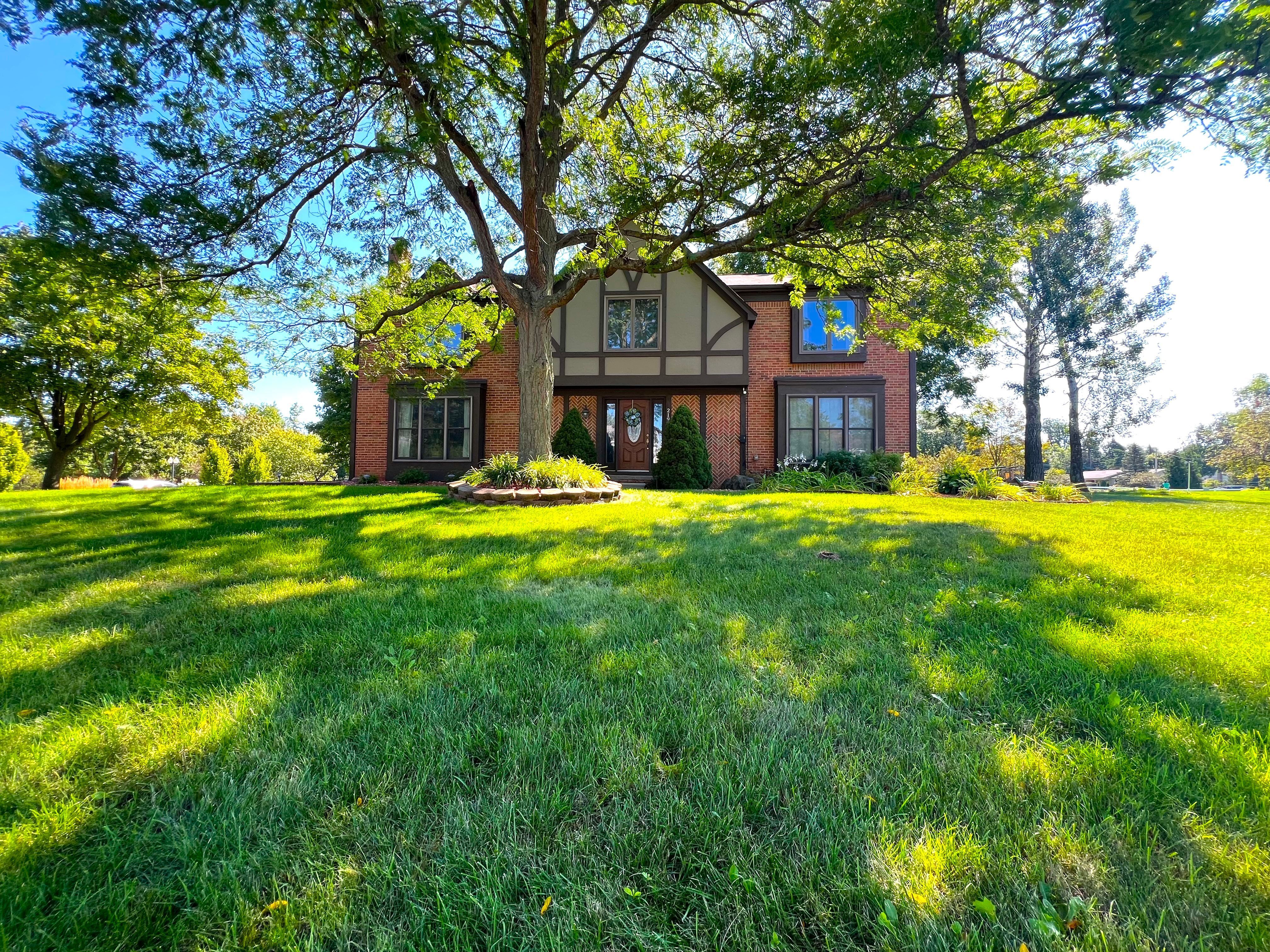 Worcester Dr, Novi, MI 48374