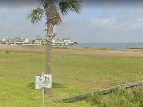 34 Tiki Dr, Tiki Island, TX, 77554 | Card Image