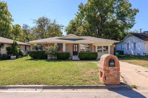 920 Manhattan Dr, Denton, TX, 76209-8760 | Card Image