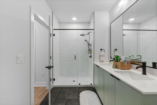 Oversized walk-in shower | Image 9