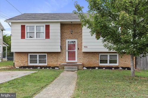 966 Woodstock Ln, WINCHESTER, VA, 22601-5837 | Card Image