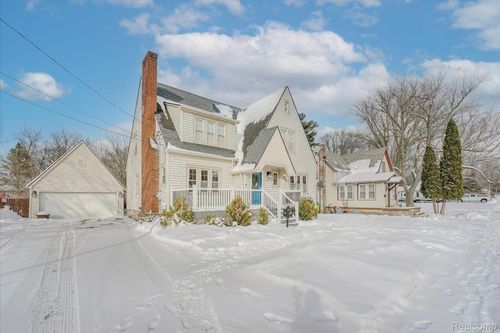 203 6th St, Fenton, MI, 48430-2768 | Card Image
