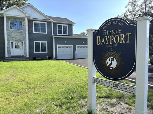 726 Middle Rd, Bayport, NY, 11705-1919 | Card Image