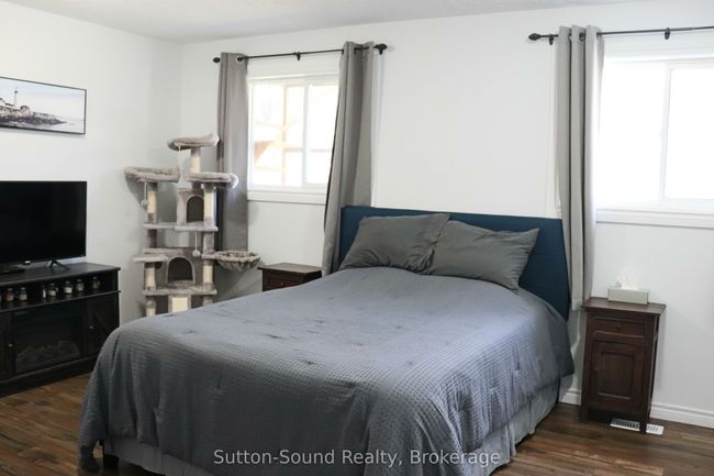 31 Yonge St S, House other with 4 bedrooms, 2 bathrooms and 4 parking in Tara ON | Image 25