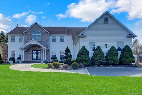 92 Sweetgum Ln, Miller Place, NY, 11764-3010 | Card Image